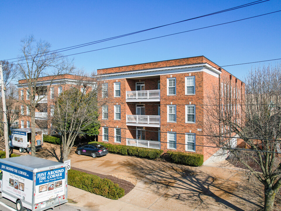 Adams Court Condominiums in Kirkwood, MO - Building Photo