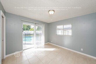 8119 NW 72nd Ave in Tamarac, FL - Foto de edificio - Building Photo