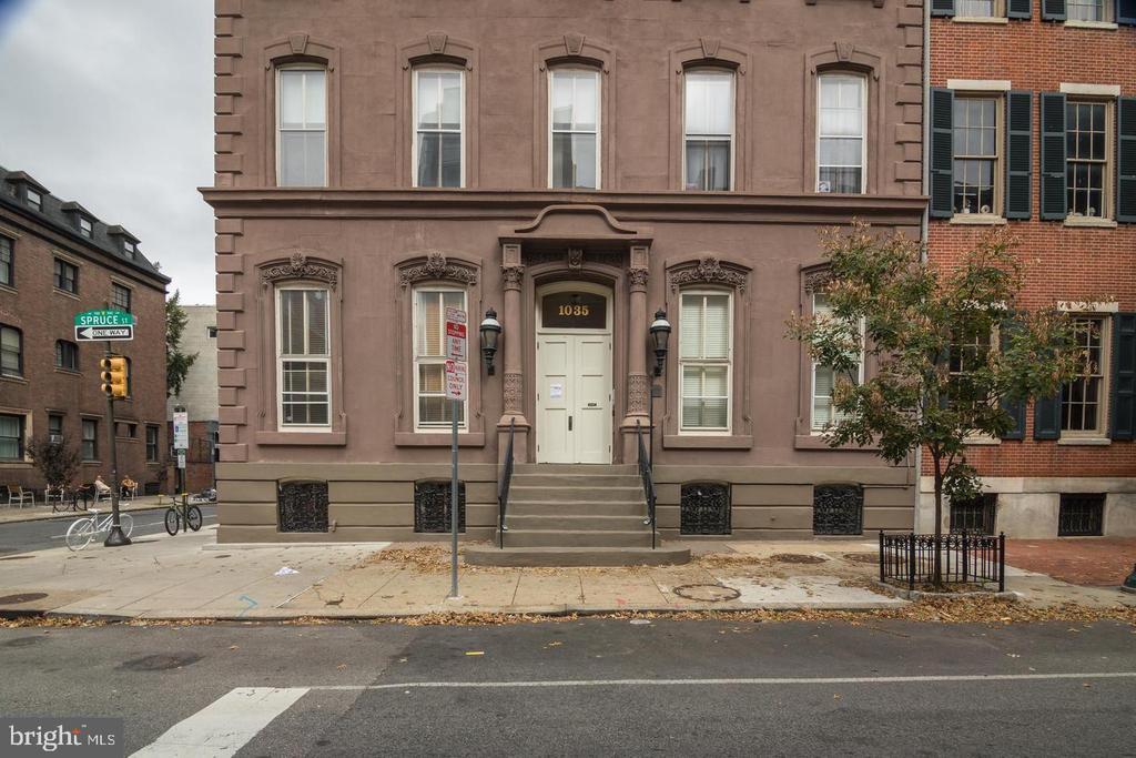 1035 Spruce St in Philadelphia, PA - Building Photo