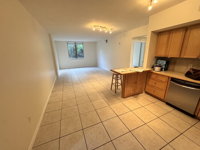 2630 SW 28th St, Unit 16 in Miami, FL - Building Photo - Building Photo
