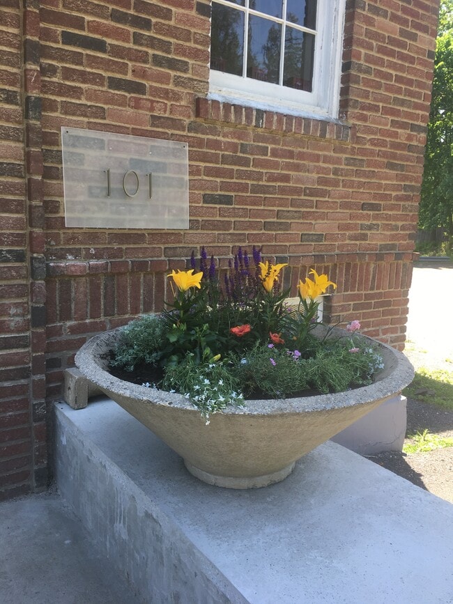 101 Ten Broeck Ln, Unit For The Birds in Hudson, NY - Building Photo - Building Photo