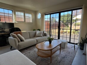 1371 Via Manzanas in San Lorenzo, CA - Foto de edificio - Building Photo