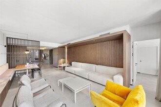 785 Crandon Blvd in Key Biscayne, FL - Building Photo - Building Photo