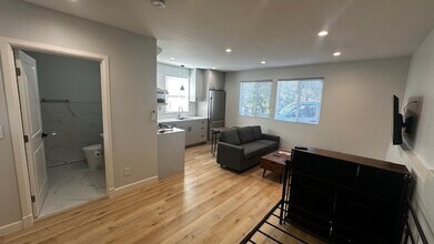 8946 Oswego St, Unit ADU in Sunland, CA - Foto de edificio - Building Photo