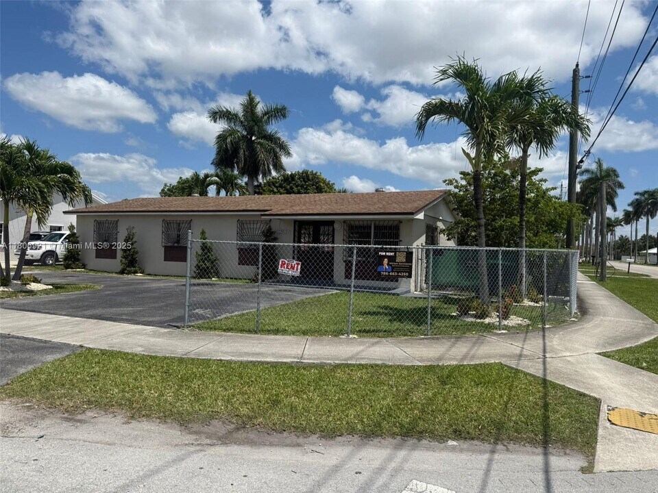 15201 SW 307th Rd in Homestead, FL - Building Photo