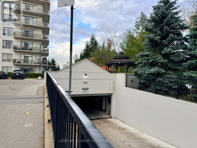 353 Commissioners Rd W in London, ON - Building Photo - Building Photo