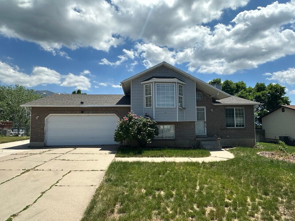 1034 3350 N in Layton, UT - Building Photo
