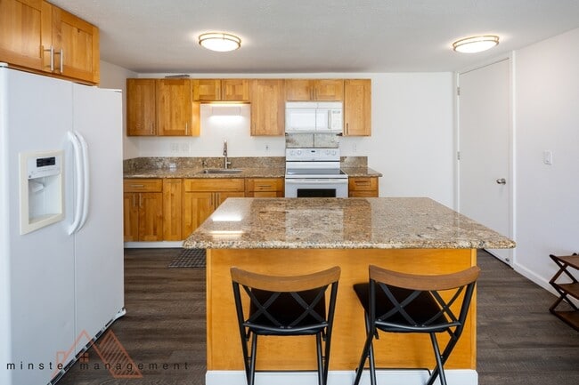 440 Lewers St in Honolulu, HI - Building Photo - Building Photo