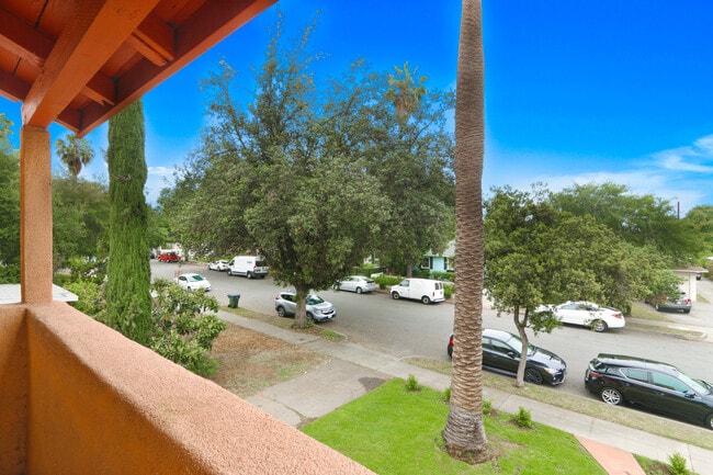 123 S Grand Oaks Ave, Unit 4 in Pasadena, CA - Foto de edificio - Building Photo