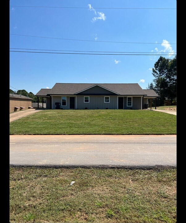 516 Valley Dr in Cedartown, GA - Building Photo