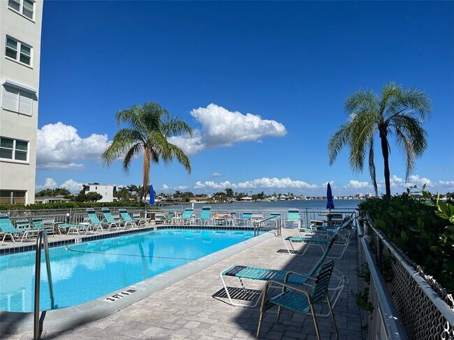 5555 Gulf Blvd in St Pete Beach, FL - Building Photo - Building Photo