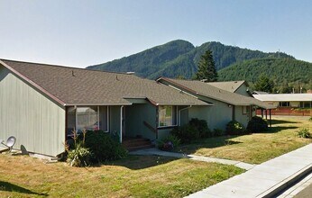 302 1st St in Morton, WA - Building Photo - Building Photo