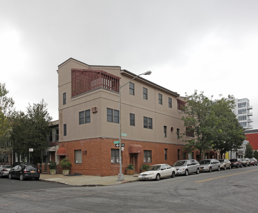 691-693 Lorimer St in Brooklyn, NY - Building Photo