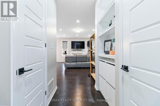 3494 Vernon Powell Dr in Oakville, ON - Building Photo - Building Photo