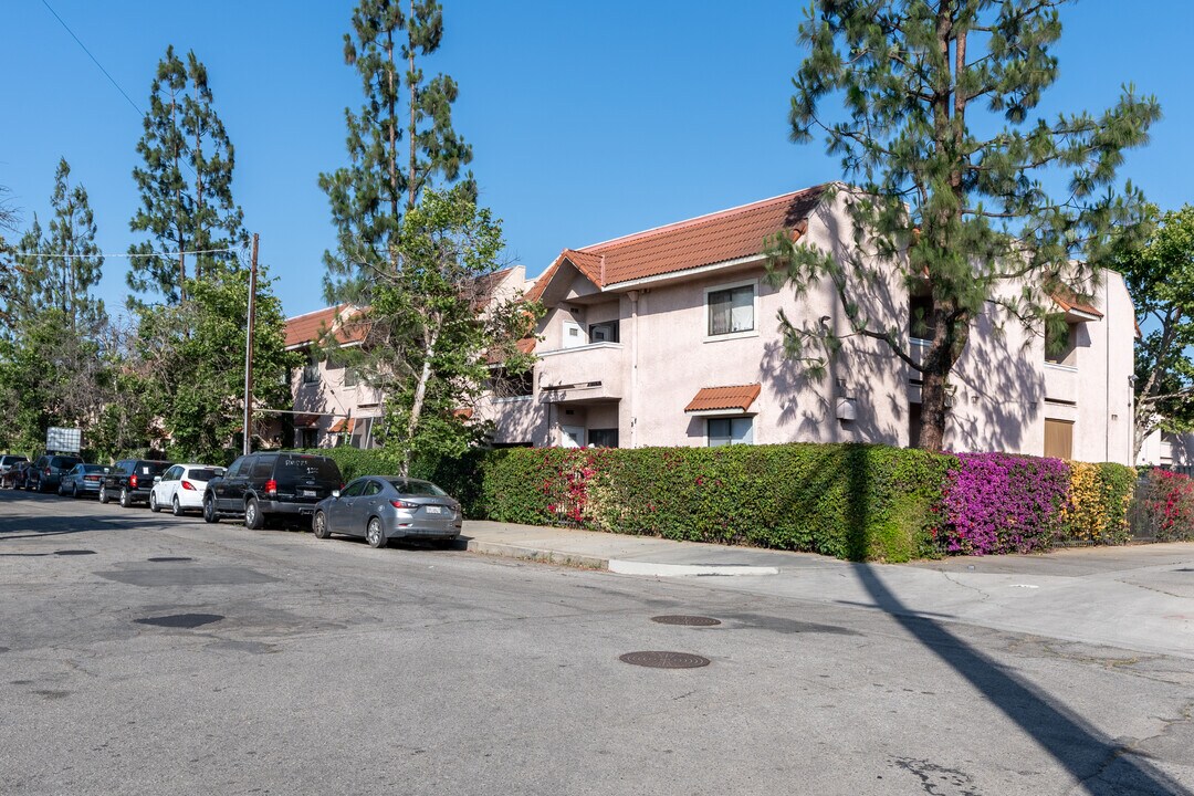 Laurel Woods Condominiums in San Fernando, CA - Building Photo