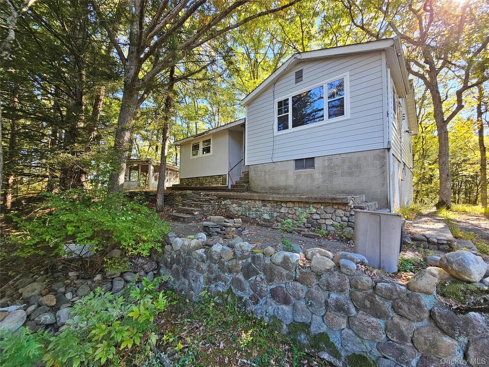 2826 US-209 in Wurtsboro, NY - Building Photo