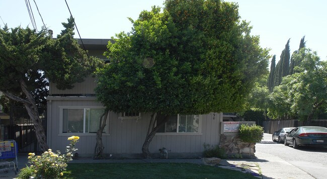 1590 Frisbie Ct in Concord, CA - Foto de edificio - Building Photo