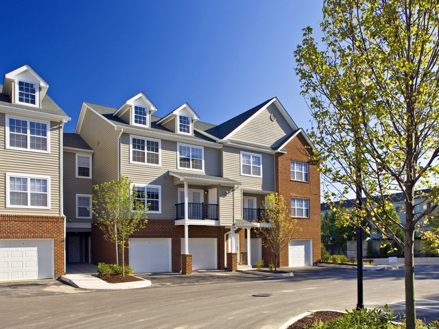 Huntington Townhomes in Shelton, CT - Foto de edificio