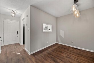 5508 Kaplan Dr, Unit B in Raleigh, NC - Foto de edificio - Building Photo