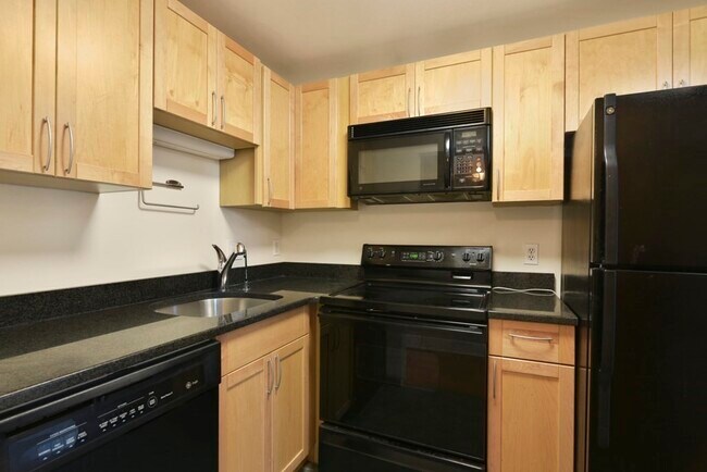 320 W 2nd St, Unit 304 in Boston, MA - Building Photo - Building Photo