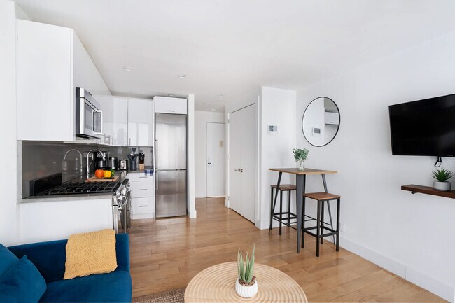 244 E 75th St in New York, NY - Building Photo - Building Photo