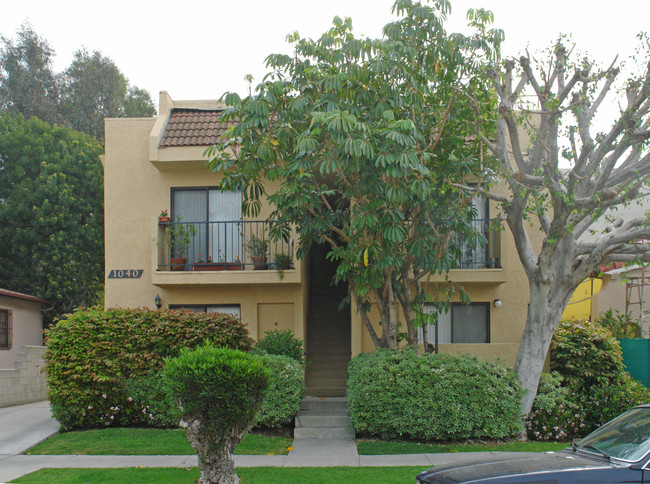 1040 S Corning St in Los Angeles, CA - Foto de edificio - Building Photo