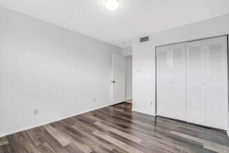 11245 W Atlantic Blvd, Unit 205 in Coral Springs, FL - Foto de edificio - Building Photo