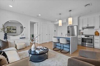 301 Border St in Boston, MA - Foto de edificio - Building Photo