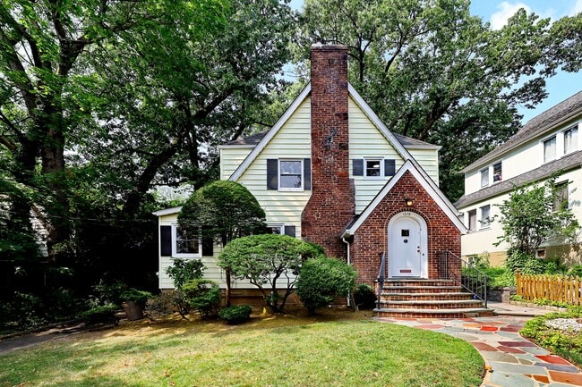 1272 E Laurelton Pkwy in Teaneck, NJ - Building Photo - Building Photo