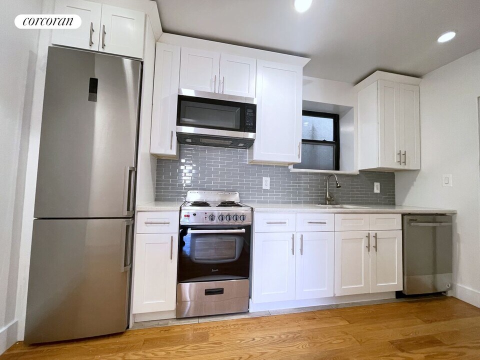 301 W 121st St in New York, NY - Building Photo