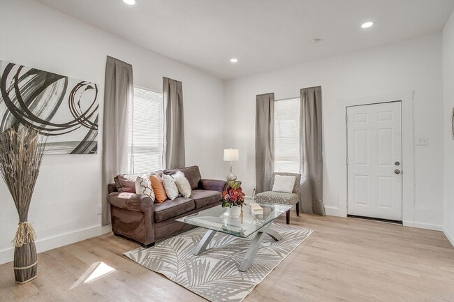 712 W Butler St in Fort Worth, TX - Foto de edificio - Building Photo