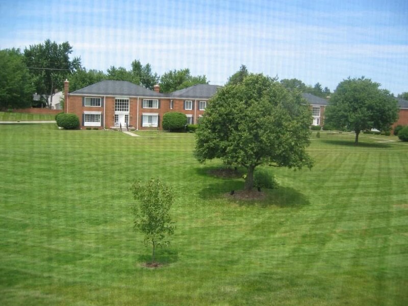 628 E Fox Hills Dr in Bloomfield Hills, MI - Building Photo