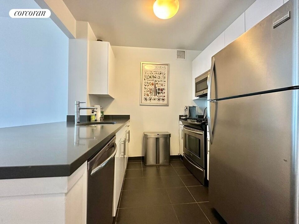 46-10 Center Blvd in Queens, NY - Foto de edificio