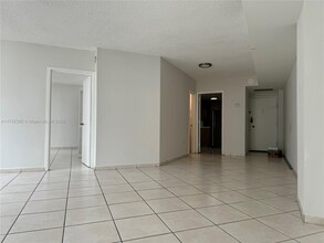 999 Brickell Bay Dr in Miami, FL - Building Photo - Building Photo