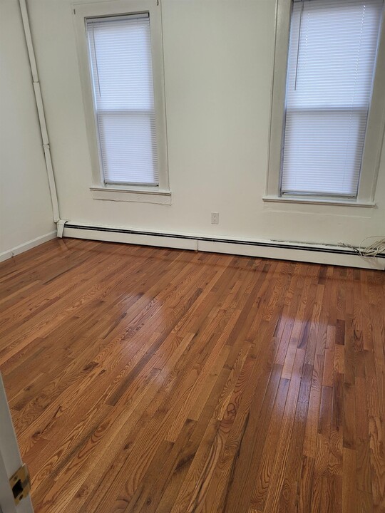 89 W 21st St in Bayonne, NJ - Building Photo