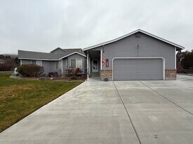 512 Cedar Wood Pl in Wenatchee, WA - Building Photo