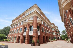 625 Slaters Ln in Alexandria, VA - Building Photo