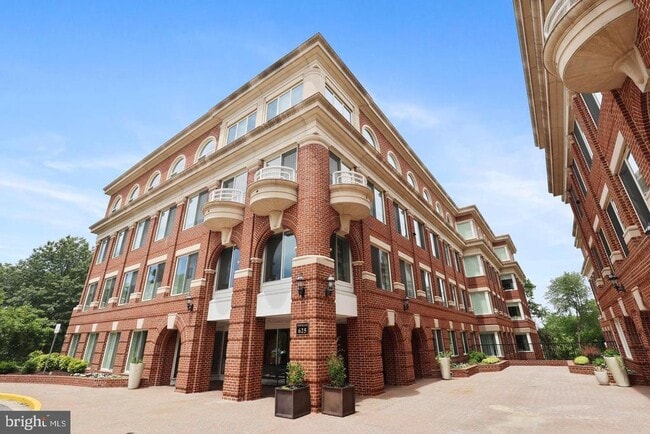 property at 625 Slaters Ln