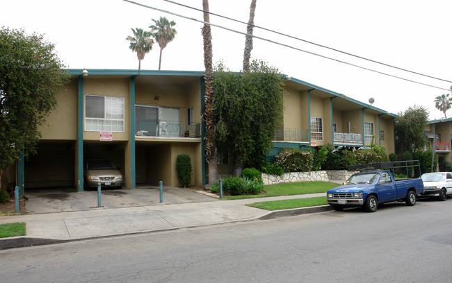 8526 Willis Ave in Panorama City, CA - Foto de edificio - Building Photo