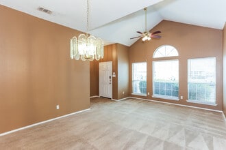 7014 Snowivy Ct, Unit 312 in Arlington, TX - Foto de edificio - Building Photo