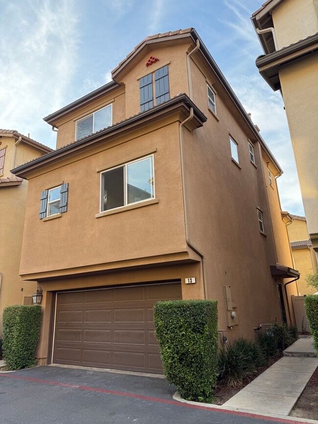 6840 De Celis Pl in Los Angeles, CA - Building Photo - Building Photo