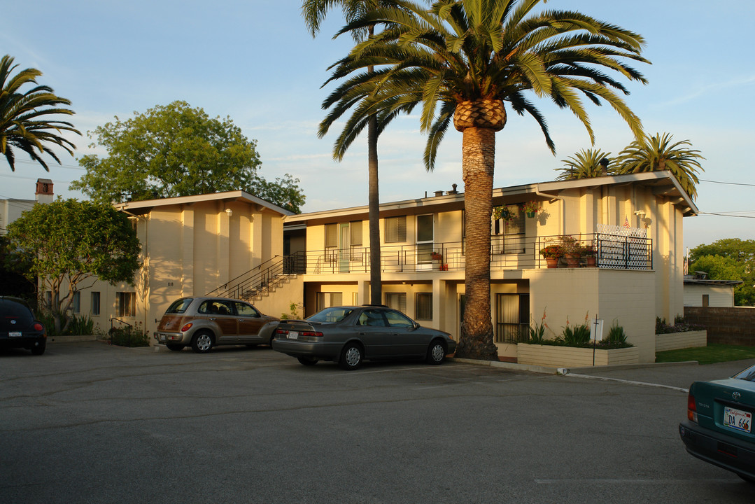 118 W Victoria St in Santa Barbara, CA - Building Photo