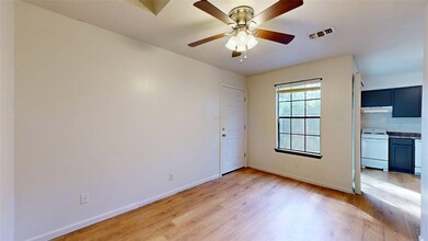 725 Peppertree Dr, Unit 27 in Bryan, TX - Building Photo - Building Photo