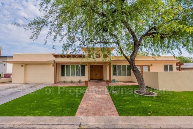 7024 E Orange Blossom Ln in Paradise Valley, AZ - Building Photo - Building Photo