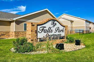 Falls Park Apartments in Sioux Falls, SD - Building Photo - Building Photo