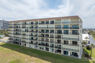 Windward East in Cocoa Beach, FL - Foto de edificio - Building Photo