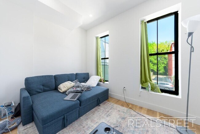 10 Marconi Pl in Brooklyn, NY - Building Photo - Building Photo