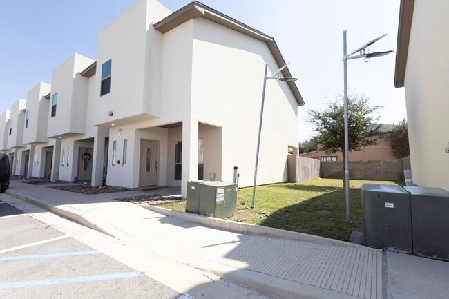 4101 Blue Quail Rd in Laredo, TX - Foto de edificio - Building Photo