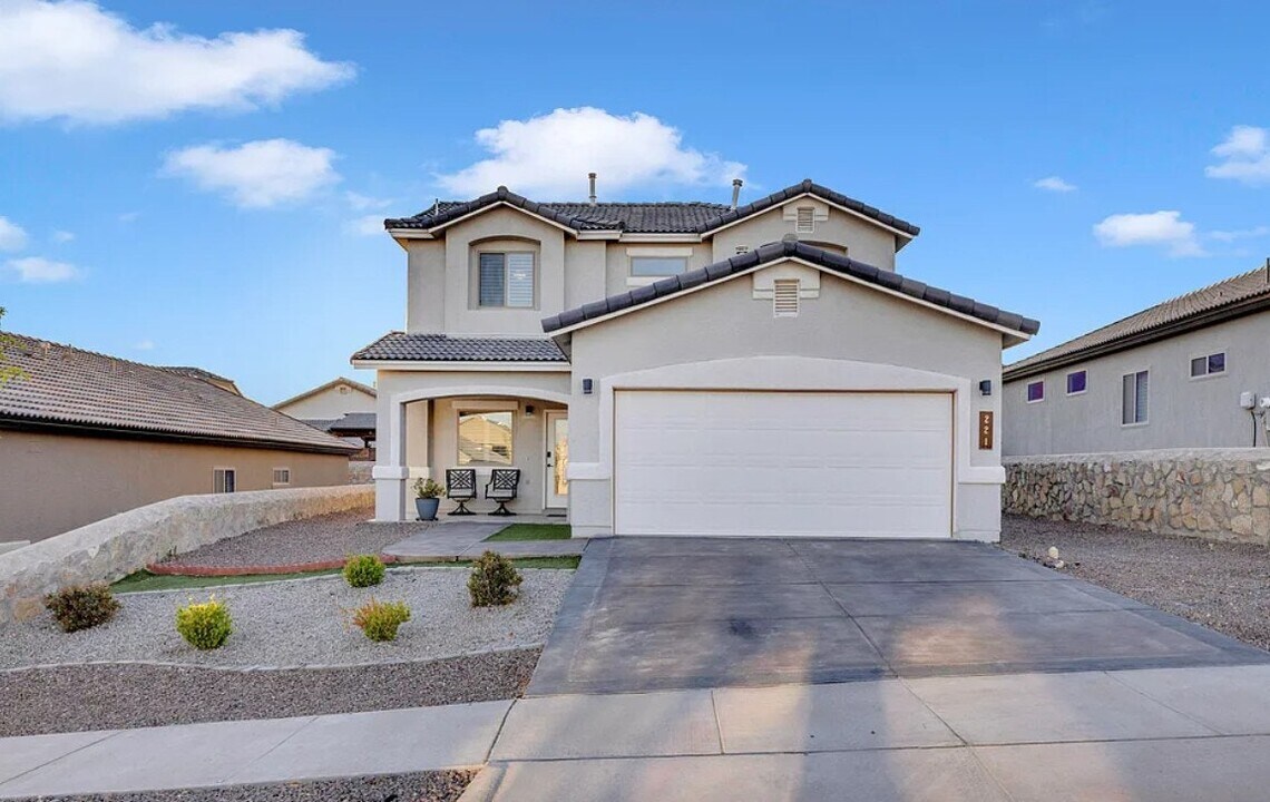 221 Ilchester Wy in El Paso, TX - Building Photo