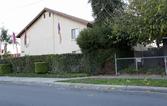 1056 N Lilac Ave in Rialto, CA - Foto de edificio - Building Photo